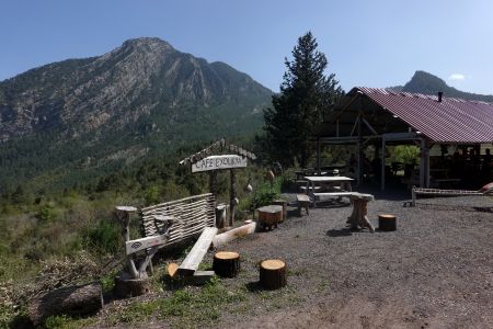 Podnikaví Turci tu vybudovali restaurace, stánky  a různé osvěžovny.